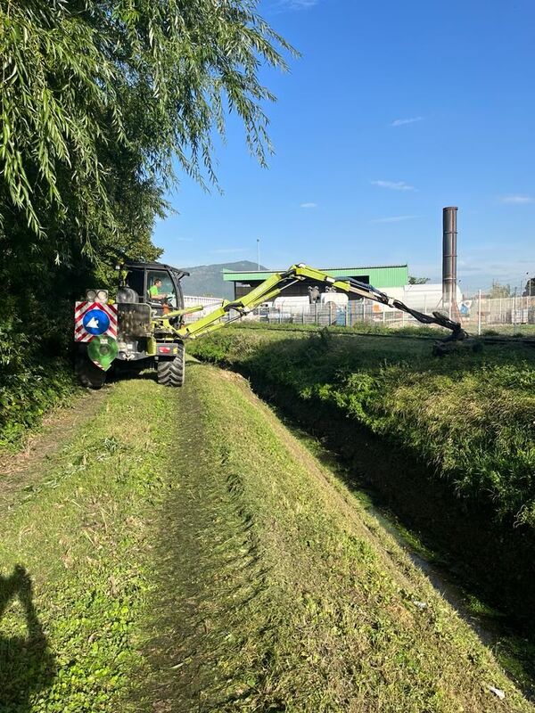Op&eacute;ration de fauchage avec fl&egrave;che de signalisation Energreen ILF