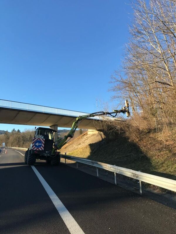 Maintenance des accotements d'autoroute au lamier