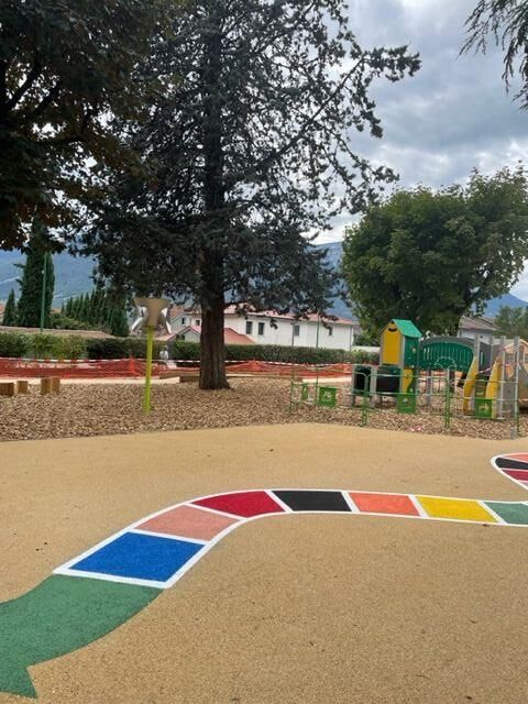 Rev&ecirc;tement b&eacute;ton drainant a liant organo-min&eacute;ral