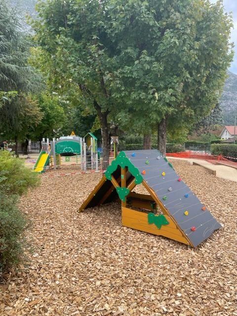 Am&eacute;nagement d'un espace de jeux dans une &eacute;cole