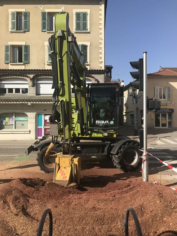 Rognage de souche par engin sp&eacute;cialis&eacute; &agrave; Saint-Marcellin
