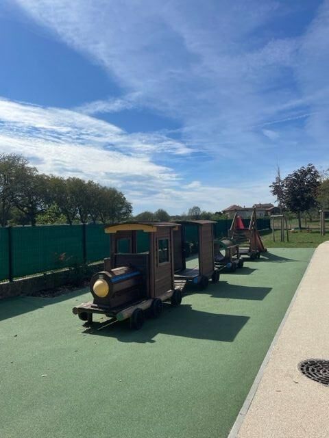 Création d'un espace de jeux avec un petit train Création d'un espace de jeux avec un petit train