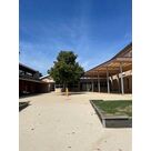 Am&eacute;nagement avec rev&ecirc;tement b&eacute;ton drainant a liant organo-min&eacute;ral