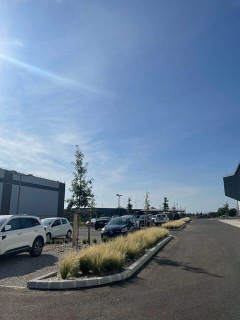 B&eacute;ton balay&eacute; sur le parking de l'&eacute;cole ENAC