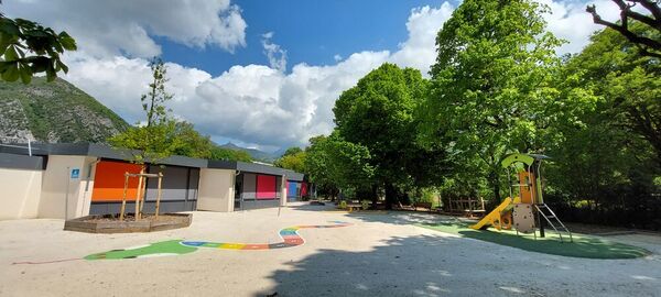 Installation de jeux ext&eacute;rieurs dans l'&eacute;cole &agrave; Saint-&Eacute;gr&egrave;ve