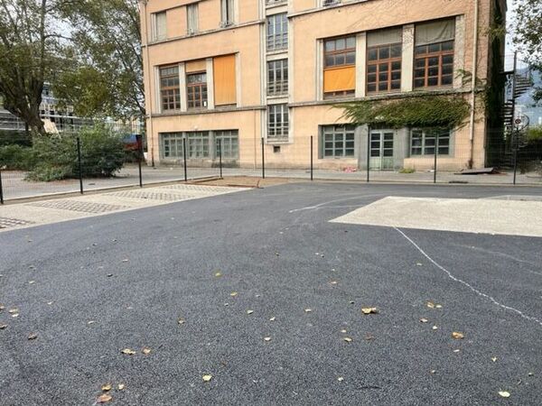 Terrassement et pr&eacute;paration pour l'enrob&eacute; et b&eacute;ton d&eacute;sactiv&eacute;