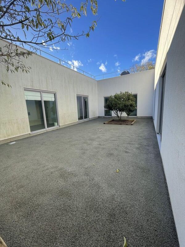 Rev&ecirc;tement b&eacute;ton drainant d'un patio &agrave; l'h&ocirc;pital de Saint-Egr&egrave;ve