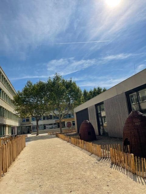 Rev&ecirc;tement de sol drainant et plantations paysag&egrave;res