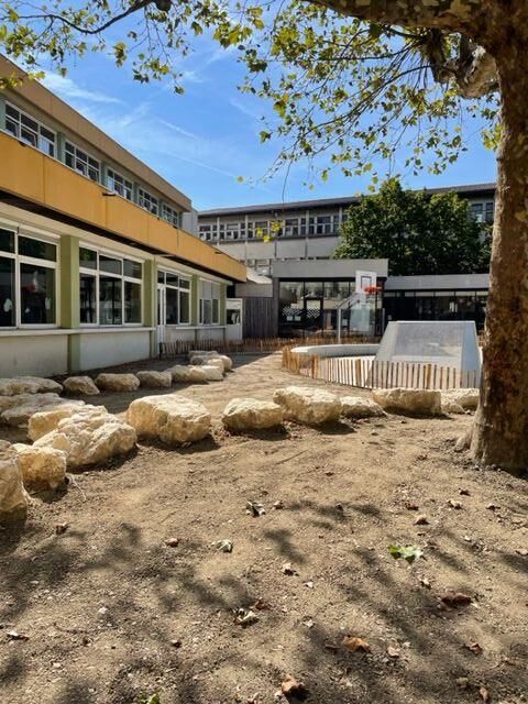 Cr&eacute;ation d'un espace paysager naturel avec blocs rocheux