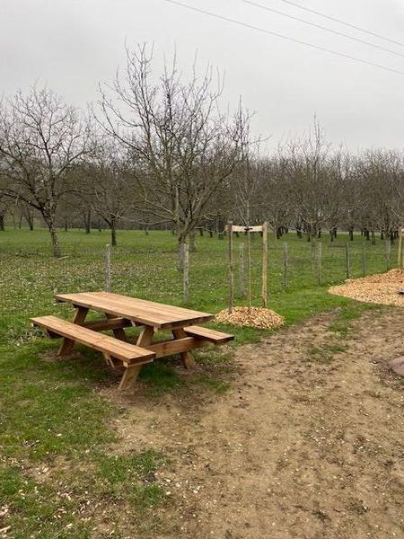 Installation de mobilier urbain : Tables de pique-nique