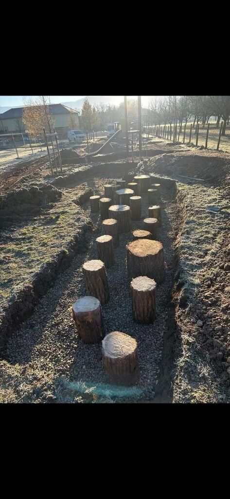 Pose des rondins pour parcours motricit&eacute; &agrave; Varacieux