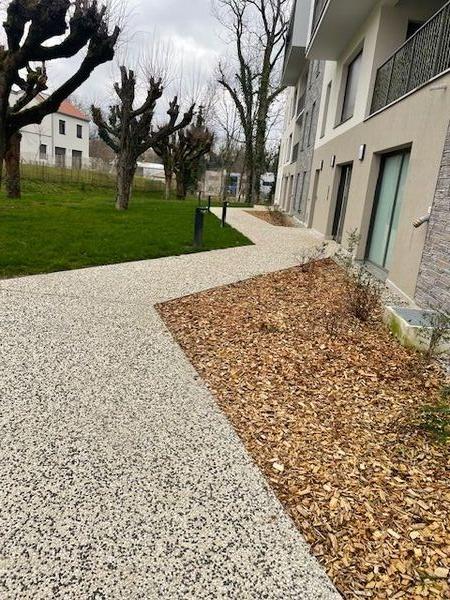 Plantation d'arbustes avec paillage v&eacute;g&eacute;tal