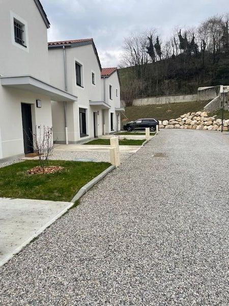 Rev&ecirc;tement b&eacute;ton d&eacute;sactiv&eacute; et gazon en pied de logement &agrave; Moirans