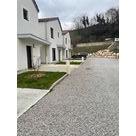 Rev&ecirc;tement b&eacute;ton d&eacute;sactiv&eacute; et gazon en pied de logement &agrave; Moirans