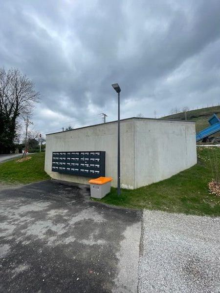 Installation de bo&icirc;tes aux lettres dans une r&eacute;sidence