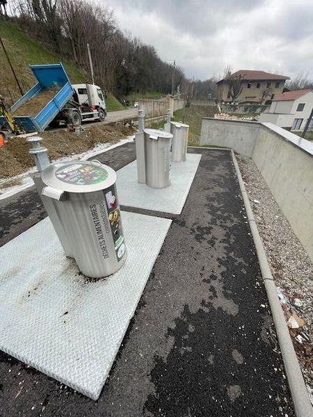 Installation de poubelles dans une r&eacute;sidence