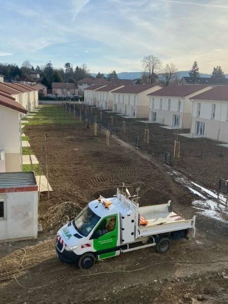 Chantier d'am&eacute;nagement paysager avec arbres tuteur&eacute;s