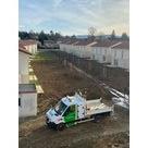 Chantier d'am&eacute;nagement paysager avec arbres tuteur&eacute;s