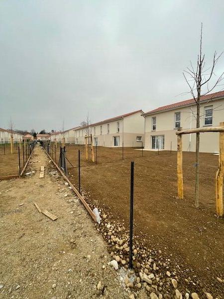 Mise en forme du sol avant am&eacute;nagement paysager