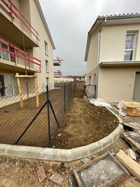 Travaux de cl&ocirc;turage pour am&eacute;nagement ext&eacute;rieur