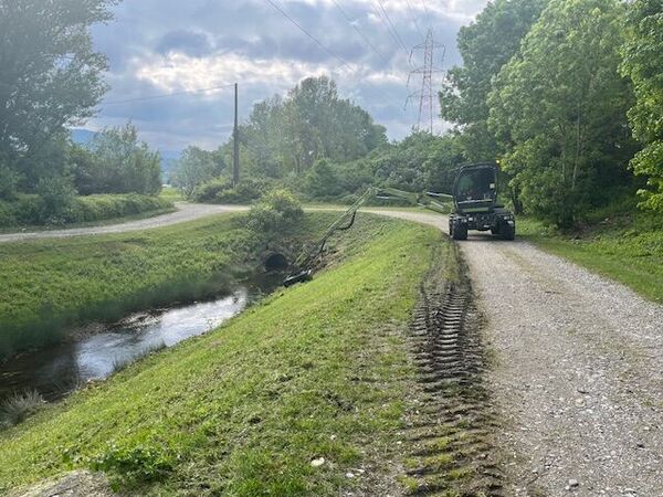 Machine de fauchage en intervention sur les bords de route