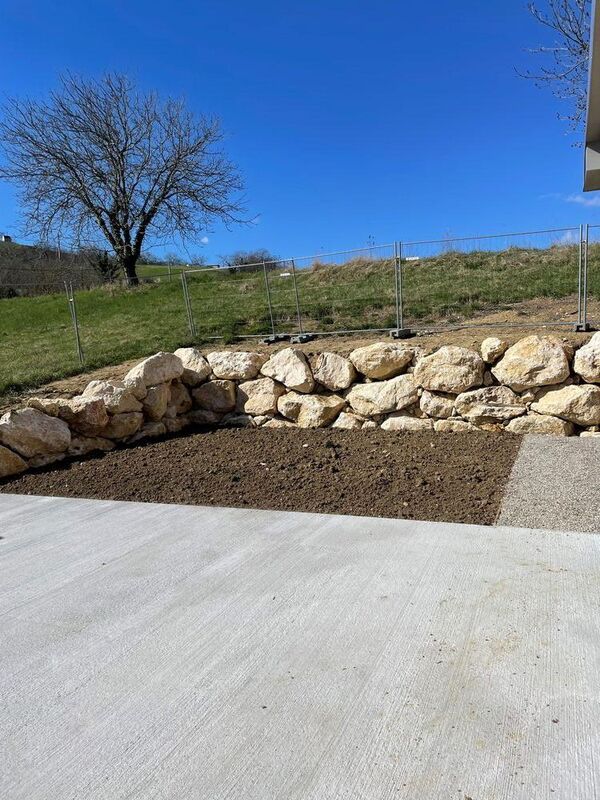 Enrochement et b&eacute;ton balay&eacute; pour am&eacute;nagement de terrain