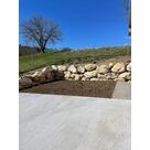 Enrochement et b&eacute;ton balay&eacute; pour am&eacute;nagement de terrain