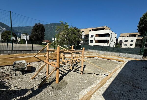 Installation de jeux ext&eacute;rieurs dans l'&eacute;cole
