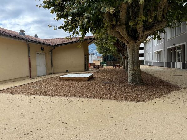 Am&eacute;nagement d'une cour d'&eacute;cole &agrave; Saint-&Eacute;gr&egrave;ve