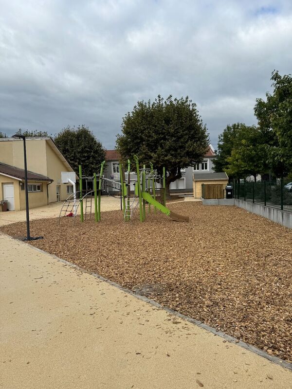 Nouvelle aire de jeux pour les &eacute;l&egrave;ves de l'&eacute;cole Pont de Vence