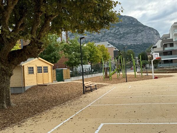 Installation de mobilier urbain : Bancs et tables de pique-nique