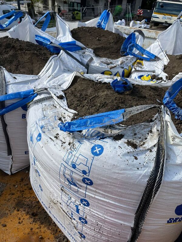 Utilisation de big bags avec terre v&eacute;g&eacute;tale et copeaux