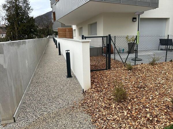 Ajout de copeaux de bois pour sol prot&eacute;g&eacute;