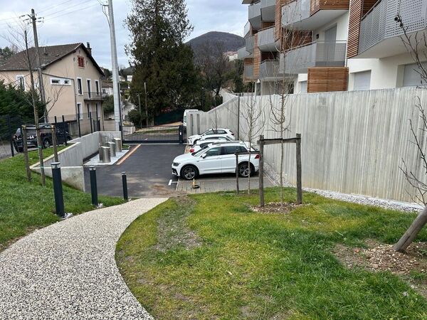 Mise en place de pav&eacute;s drainants sur les stationnements