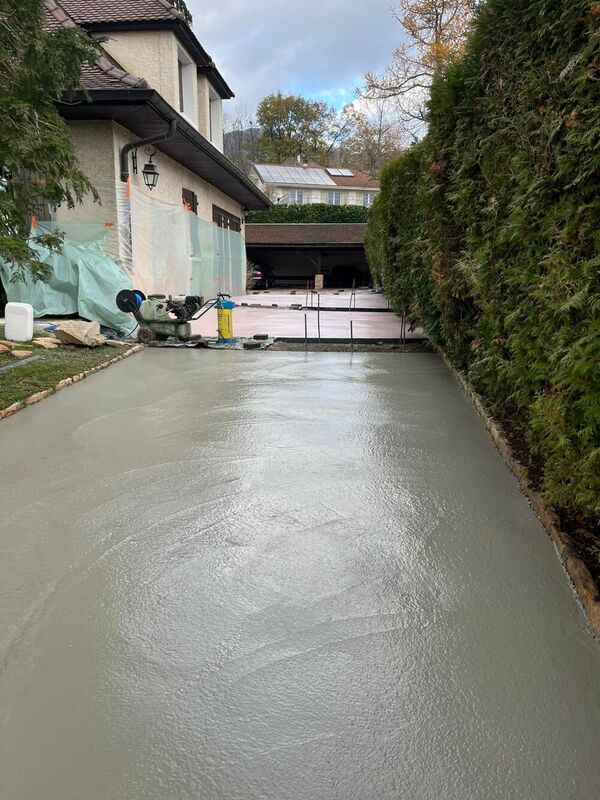 Application du d&eacute;sactivant sur la dalle en b&eacute;ton